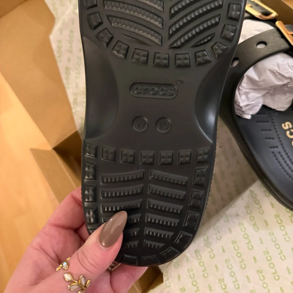 CROCS Metallic Buckle Saturday Sandal Size 9/10 NEW Black Gold Beach Resort - Picture 8 of 9